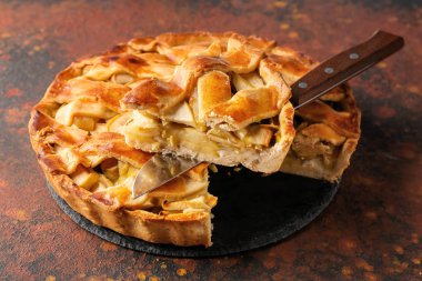 Kayrak plaka üzerinde renk tablosu, closeup lezzetli elmalı turta ile