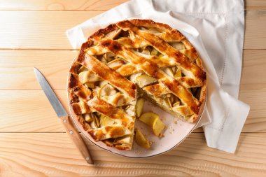 Ahşap masa üzerinde lezzetli elmalı turta ile plaka