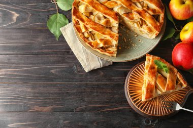 Plaka ve Yönetim Kurulu ile lezzetli elmalı turta ahşap tablo