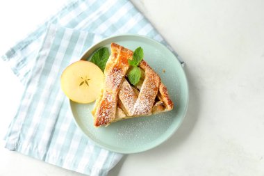 Dilim beyaz masada lezzetli elma pasta plaka