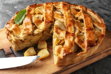 Lezzetli elmalı turta gri tablo, closeup ile kurulu