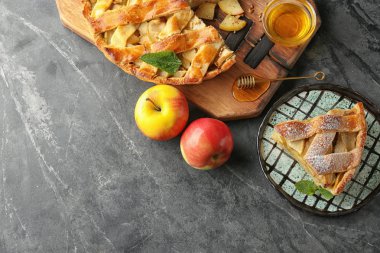 Plaka ve lezzetli elmalı turta gri tablo ile kurulu