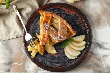 Lezzetli elmalı turta masada parçası ile plaka