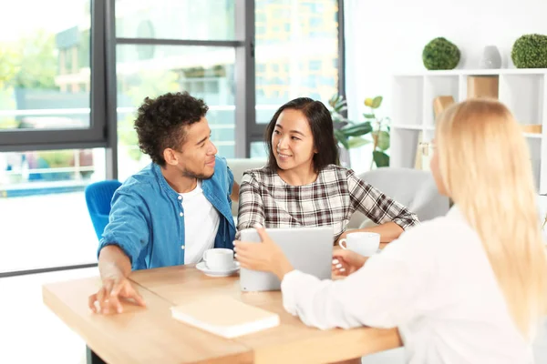 Feliz Pareja Interracial Con Agente Bienes Raíces Oficina — Foto de Stock