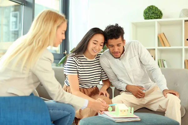 Real Estate Agent Showing Model House Clients Her Office — Stock Photo, Image