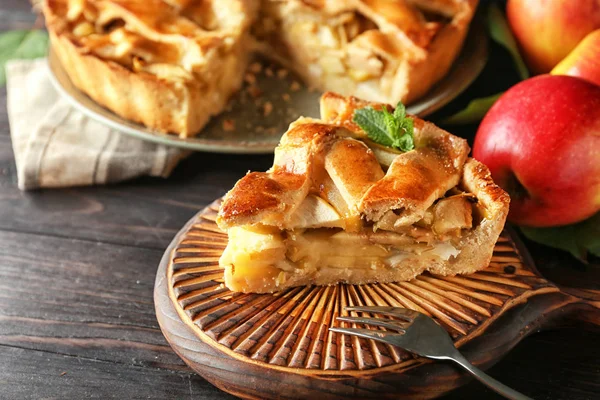 Board Piece Delicious Apple Pie Wooden Table Closeup — Stock Photo, Image
