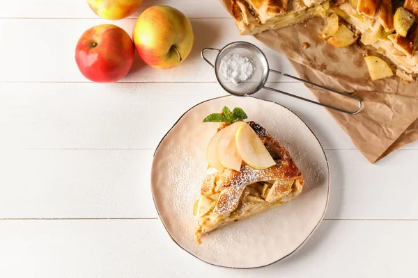 Тарелка Кусочком Вкусного Яблочного Пирога Белом Деревянном Столе — стоковое фото