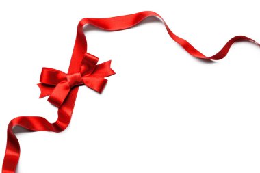 Beyaz arka plan üzerinde güzel fiyonklu kırmızı kurdele