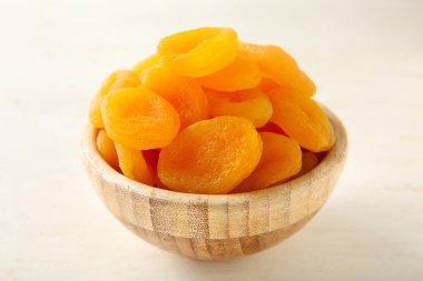 Işık tablosu üzerinde kuru kayısı ile kase