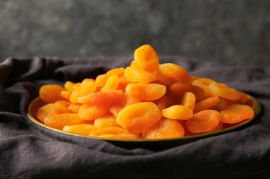 Metal tepsi üzerinde kuru kayısı