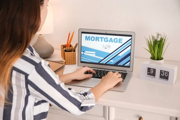 Mujer Usando Ordenador Portátil Para Pagar Préstamo Hipotecario Línea Casa —  Fotos de Stock