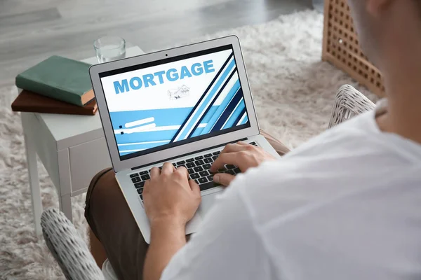 Hombre Usando Ordenador Portátil Para Pagar Préstamo Hipotecario Línea Casa —  Fotos de Stock