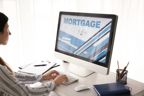 Mujer Usando Computadora Para Pagar Préstamo Hipotecario Línea Oficina —  Fotos de Stock