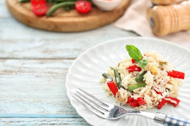 Plaka ile lezzetli haşlanmış pirinç ve sebze ahşap tablo