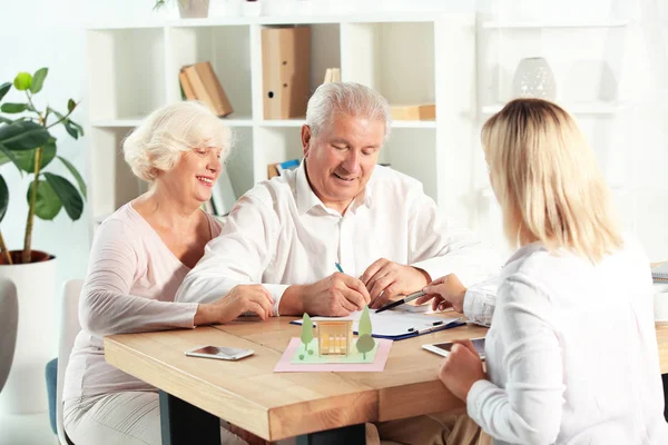 Mogen Man Undertecknar Ett Avtal Hypotekslån Kontoret Fastighetsmäklare — Stockfoto