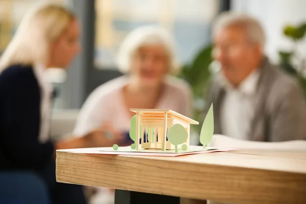 Papiermodell Des Hauses Auf Dem Tisch Büro Des Immobilienmaklers — Stockfoto