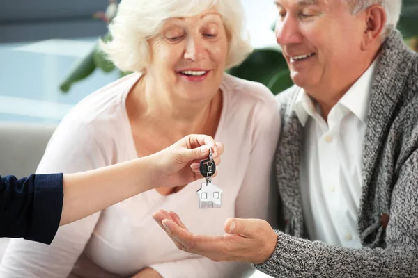 Immobilienmakler Übergibt Schlüssel Für Neues Haus Glückliches Älteres Paar Büro — Stockfoto