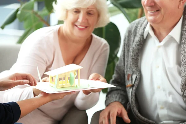 Real Estate Agent Showing Model House Clients Her Office — Stock Photo, Image