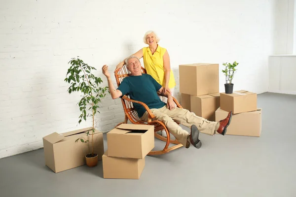 Happy Mature Couple Boxes Moving New House — Stock Photo, Image