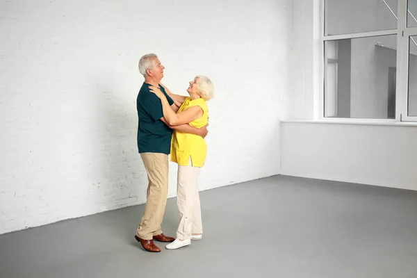 Feliz Pareja Madura Bailando Nueva Casa —  Fotos de Stock