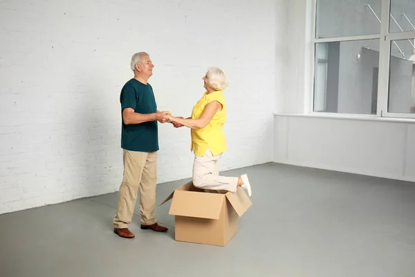 Glücklich Reifes Paar Das Spaß Ihrem Neuen Haus Hat — Stockfoto