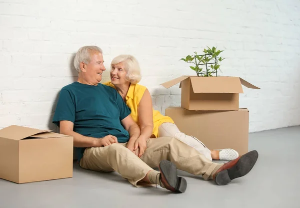 Glückliches Älteres Paar Mit Boxen Auf Dem Boden Ihrem Neuen — Stockfoto