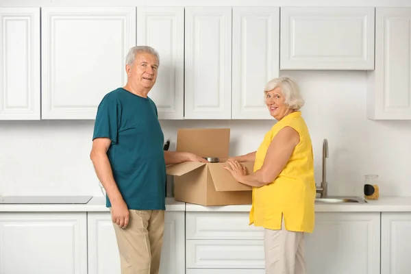 Äldre Par Uppackning Rörelse Rutan Med Tillhörigheter Köket — Stockfoto
