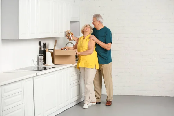 Mature Couple Unpacking Moving Box Food Kitchen — Stock Photo, Image