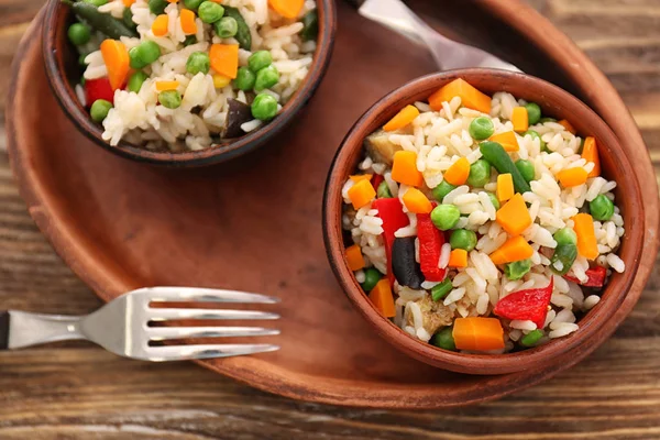 Arroz Fervido Saboroso Com Legumes Tigelas Mesa Madeira — Fotografia de Stock