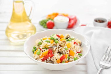 Lezzetli haşlanmış pirinç ve sebze beyaz tablo ile plaka