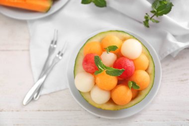 Masa lambası taze kavun ve karpuz topları ile kase