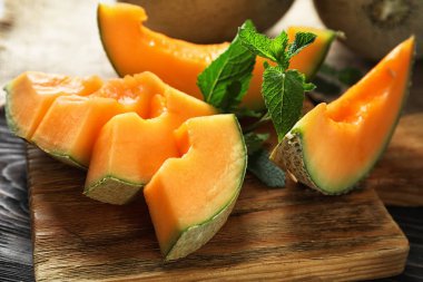 RIPE kavun ahşap masanın üstüne kesmek.