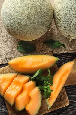 Ahşap masa üzerinde olgunlaşmış kavun ile kompozisyon