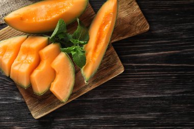 RIPE kavun ahşap masanın üstüne kesmek.