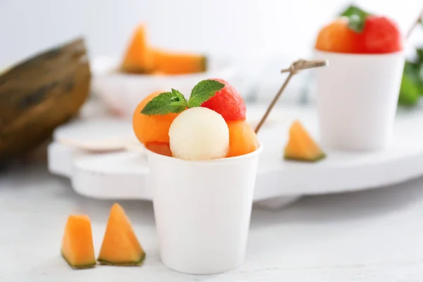 Tasse Mit Frischer Melone Und Wassermelonenbällchen Auf Hellem Tisch — Stockfoto