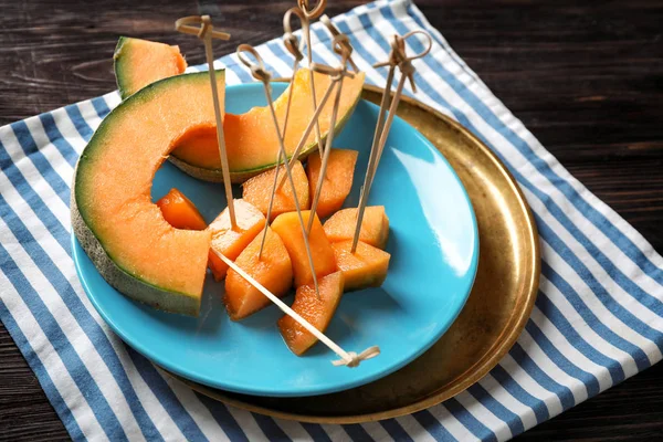 Plaat Met Smakelijke Uitgesneden Meloen Tafel — Stockfoto