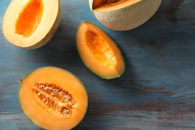 Olgun kavun ahşap masanın üstüne kesmek