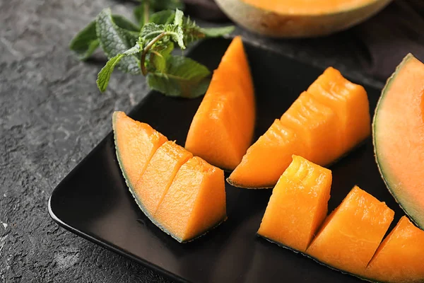 Plaat Met Smakelijke Uitgesneden Meloen Tafel Close — Stockfoto
