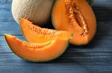 Ahşap masa üzerinde lezzetli Olgun kavun