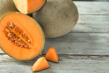 Ahşap masa üzerinde lezzetli Olgun kavun