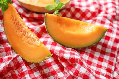 Masada lezzetli Olgun kavun parçaları