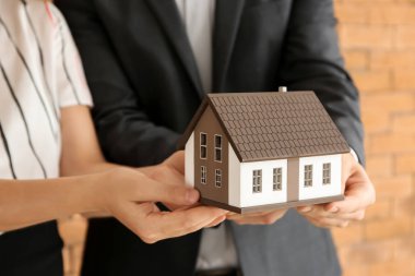 Ev modeli, closeup ile bir çift gördüm. İpotek kavramı