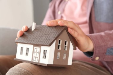 Ev modeli, closeup tutan adam. İpotek kavramı