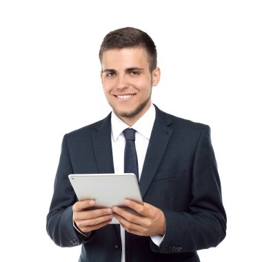 Tablet Pc beyaz arka plan üzerinde tutan şık elbiseli yakışıklı genç