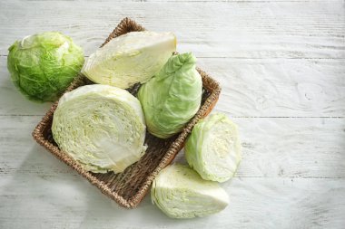 Hasır sepet beyaz tablo taze lahana ile