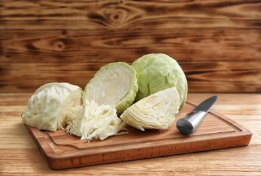 Masada kesilmiş lahanalı ahşap tahta.