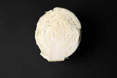 Koyu arkaplanda taze lahananın yarısı