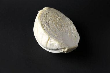 Koyu arkaplanda taze lahananın yarısı