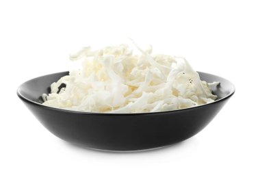 Beyaz zemin üzerine kesilmiş lahana ile plaka