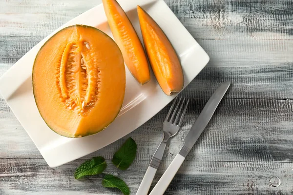 Plaat Met Uitgesneden Rijpe Meloen Tafel — Stockfoto